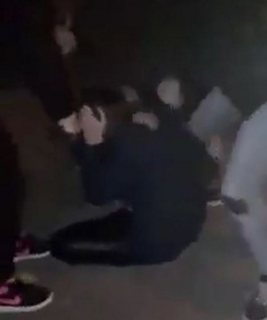 VIDEO: Două adolescente, anchetate de Poliţia Galaţi după ce au agresat o elevă pe stradă