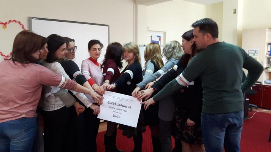 Angajaţii CJRAE Galaţi, în grevă japoneză