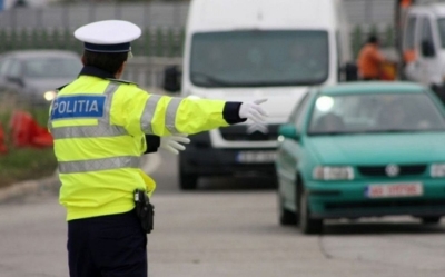 A condus cu numărul de înmatriculare expirat şi s-a ales cu dosar penal