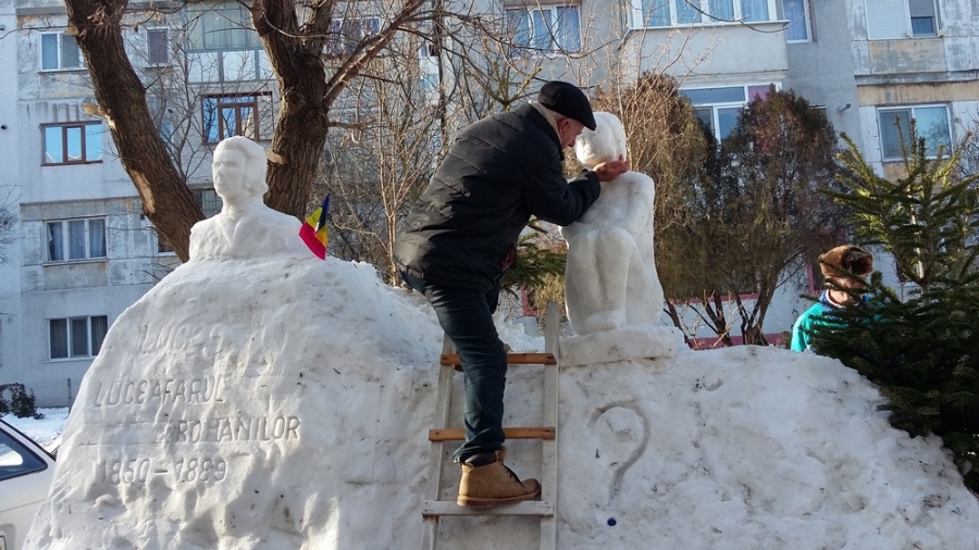 Inedit la Galaţi: Eminescu şi Cuminţenia Pământului, sculptate în zăpadă