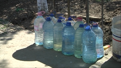 Localnicii din Smârdan primesc apă cu porţia (FOTO)