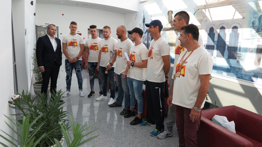 Campionii de la canotcă în vizită la Primărie