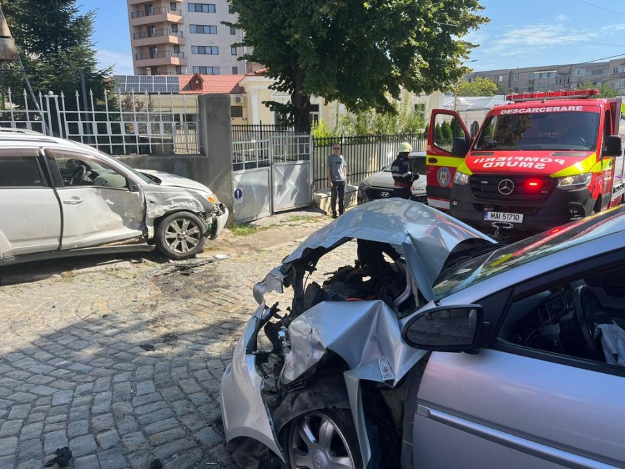 Pericol de explozie! 2 mașini parcate izbite de o altă mașină, pe o stradă din municipiul Tulcea (VIDEO)