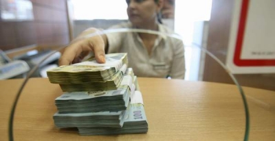 Românii au de două ori mai multe credite decât economii