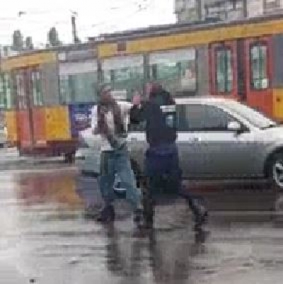 Bătut în stradă de un agent de pază (VIDEO)