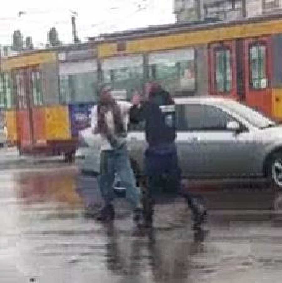 Bătut în stradă de un agent de pază (VIDEO)