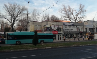Staţiile de autobuz fără refugiu, o problemă ce ar putea fi rezolvată abia la primăvară