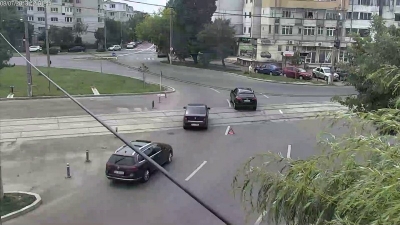 Un gălăţean de 82 de ani a blocat o intersecţie ca să îşi pozeze maşina