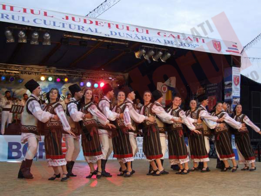 Ansambluri folclorice din Bulgaria, Slovacia şi Republica Moldova, la Festivalul de Folclor