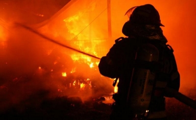 Incendiu în comuna Fundeni: Arsă pe faţă încercând să îşi salveze fratele