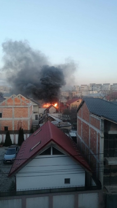 Panică pe o stradă din Galați după izbucnirea unui incendiu puternic