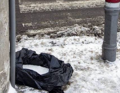 Saci cu sare pe străzile din Galaţi, pentru cetăţenii înzăpeziţi