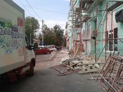 Un muncitor a căzut de pe o schelă improvizată
