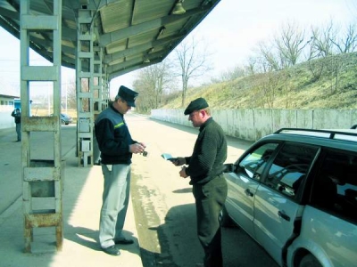 Gălăţenii îşi scot paşapoarte să cumpere mai ieftin din Ucraina şi Moldova