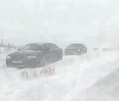 Intervenţie la Scânteieşti: Maşini blocate din cauza sulurilor de zăpadă