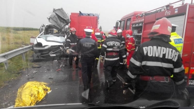 Accident mortal la Brăila: Un tir a intrat pe contrasens şi a lovit un microbuz care transporta persoane