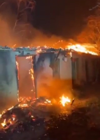 Casă incendiată și câini omorâți la Izvoarele (VIDEO)