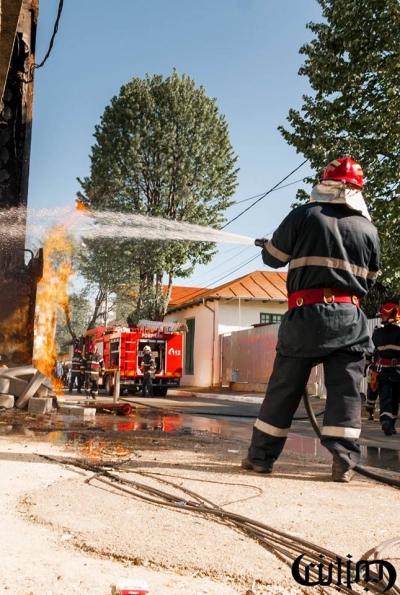 VIDEO: O conductă de gaze a luat foc în timpul unei lucrări, în zona parcului Cloşca