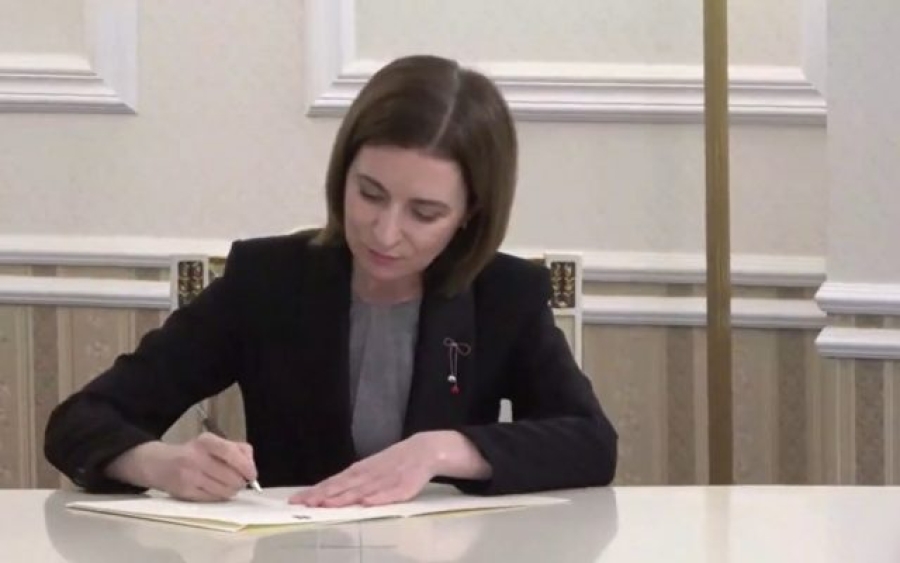 Moment istoric la Chișinău: Maia Sandu a semnat cererea de aderare a Republicii Moldova la Uniunea Europeană