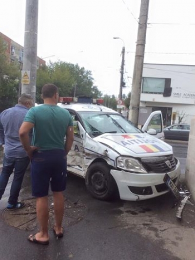 Accident grav. Un poliţist se află în spital
