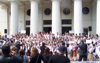 Trofeul Festivalului internaţional de folclor pentru copii "Ca la noi la Covurlui" a plecat în Dâmboviţa