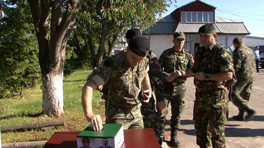 Oameni în uniformă pentru oameni în uniformă