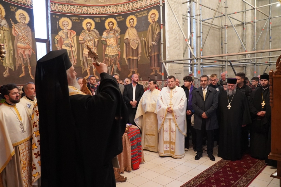 Siderurgiştii gălăţeni au fost binecuvântaţi de IPS Arhiepiscop Casian