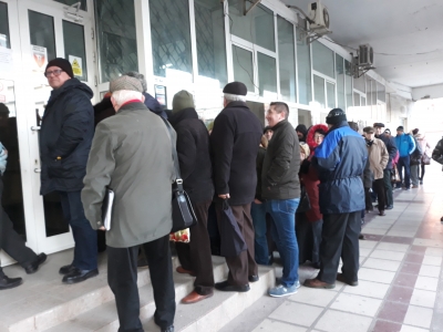 Coadă şi ceartă la taxe şi impozite din prima zi de lucru cu publicul (FOTO)