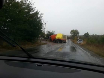 Un tir a blocat traficul pe un sens pe DN26