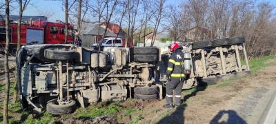 TIR încărcat cu pietriş răsturnat la Şendreni