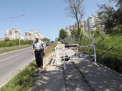 Alunecare de teren şi trotuar rămas „în aer”