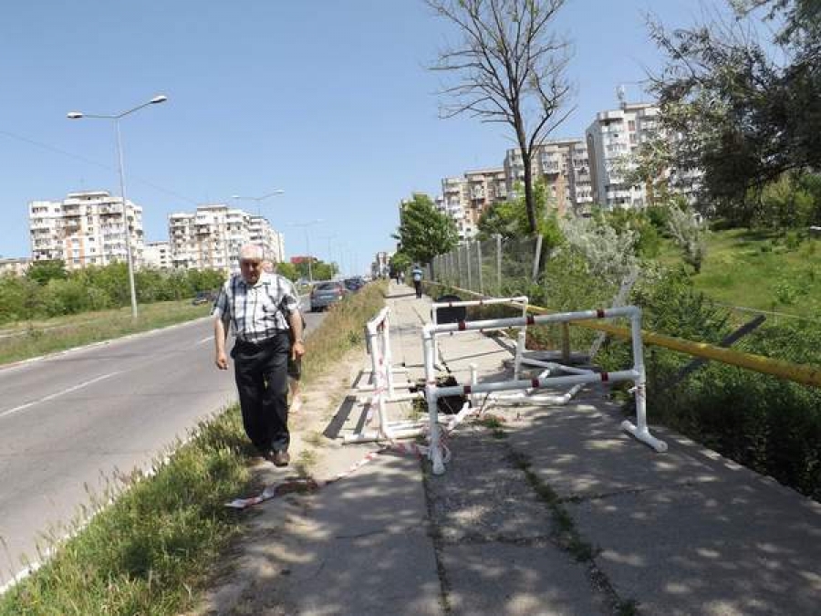 Alunecare de teren şi trotuar rămas „în aer”