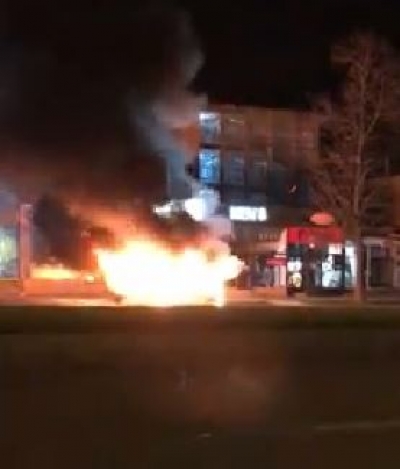 O maşină a ars ca o torţă în Ţiglina I (VIDEO)