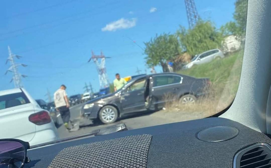 Trafic blocat la ieşirea din Galaţi spre Tecuci. Un autoturism a ajuns în şanţ