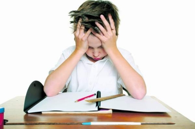 Copiii mai mici decât colegii lor ar putea fi diagnosticaţi în mod eronat cu ADHD