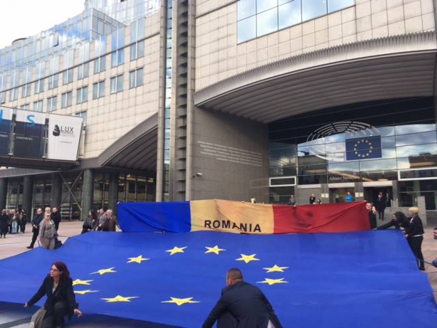Steag cusut la Galaţi, întins în faţa Parlamentului European