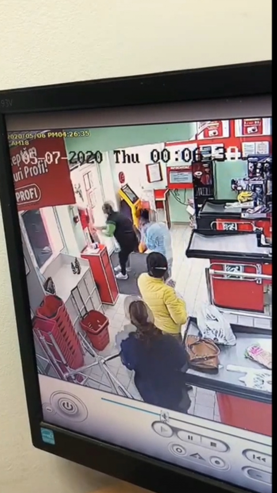 Mascat şi înarmat, a furat dintr-un magazin şi a lovit o angajată