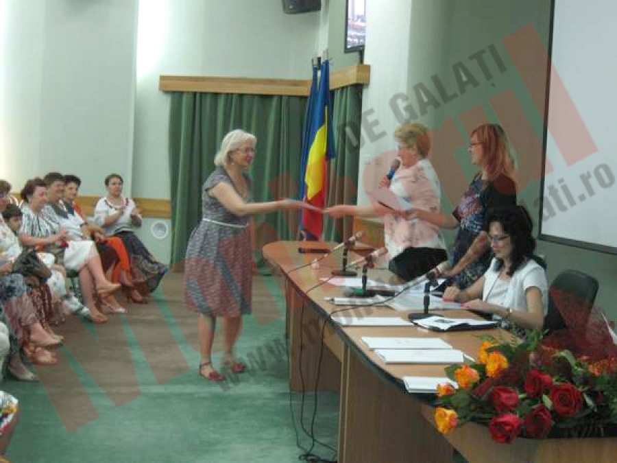 Profesorii pensionari, omagiaţi de reprezentanţii Consiliului Judeţului şi ISJ