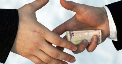 70% dintre europeni cred în prezenţa corupţiei în instituţiile UE