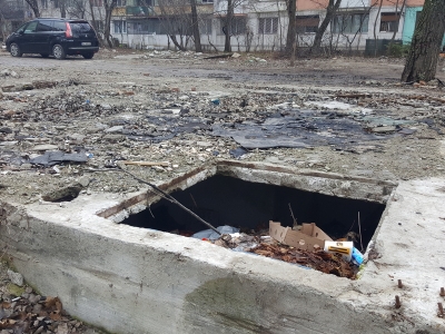 Molozul garajelor demolate stă de luni de zile în poarta Colegiului Naţional Al.I.Cuza