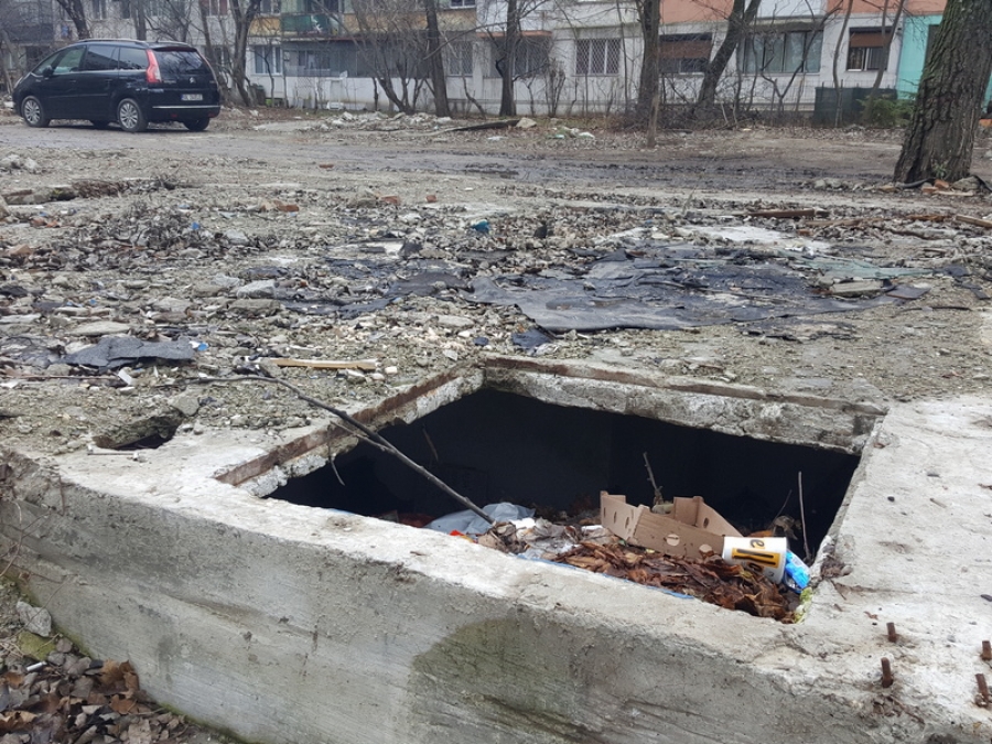 Molozul garajelor demolate stă de luni de zile în poarta Colegiului Naţional Al.I.Cuza