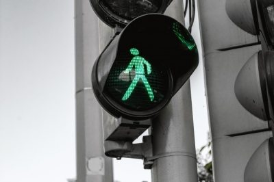 Traversa pe verde, dar a ajuns la spital