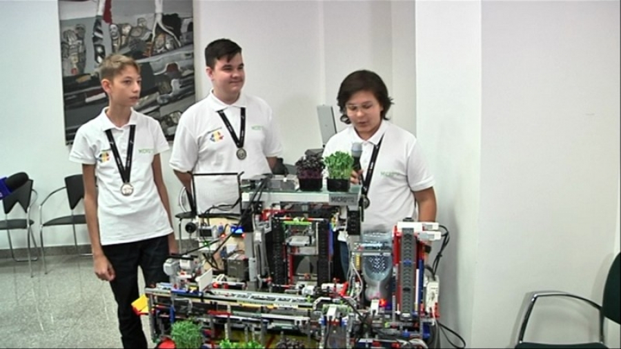 Echipa Microbots INC din Galaţi medaliată cu argint la World Robot Olympiad