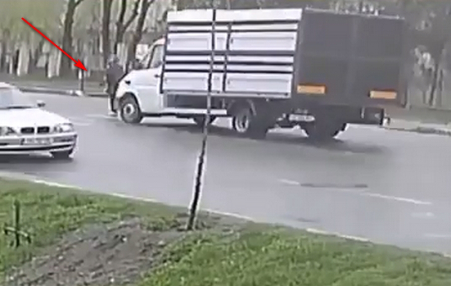 Bătrână lovită de o autoutilitară pe trecere (VIDEO)