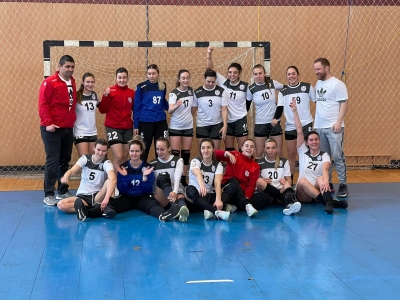 Handbalistele de la CSM Galaţi acaparează fotoliul de lider la finalul turului, handbaliştii de la CSU au debutat în play-off cu o înfrângere