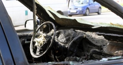 Bărbat reţinut de poliţişti, după ce ar fi incendiat un autoturism