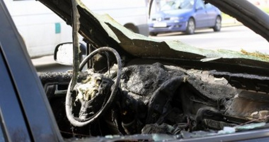 Bărbat reţinut de poliţişti, după ce ar fi incendiat un autoturism