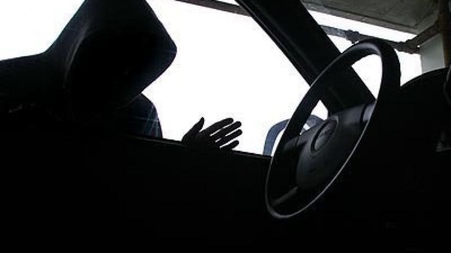 La 15 ani, arestat preventiv pentru furturi din maşini