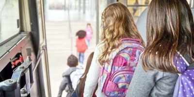 Bani pentru elevii navetişti: S-a majorat de patru ori suma pentru decontarea transportului