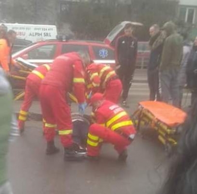 O femeie şi copiii ei accidentaţi pe trecerea de pietoni